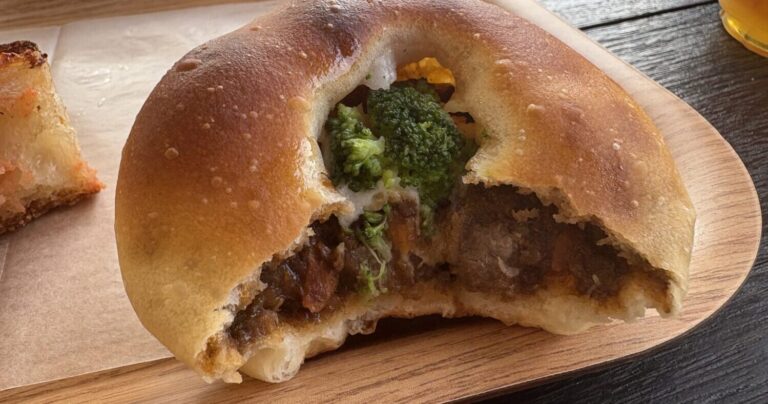 伊東ドライブで立ち寄りたい。森に佇むベーカリー「CALM」で焼きたてパンを