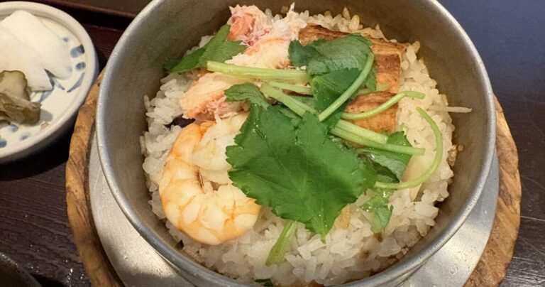 【奈良】開店前から行列必至。志津香 公園店で味わう、直火炊き釜めしと揚げたて天ぷらの昼ごはん