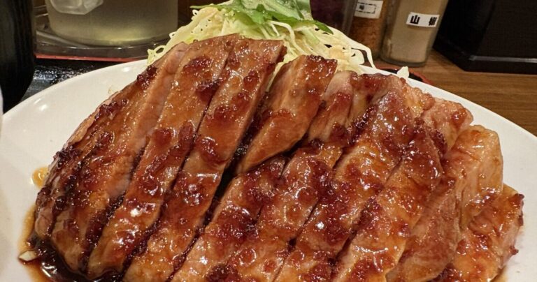 ご飯が消えるトンテキ。大盛り無料＆おかわり自由の大阪駅前第2ビル「豚々亭」へ