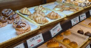 東白楽の老舗パン屋ローゼンボアの店内の写真