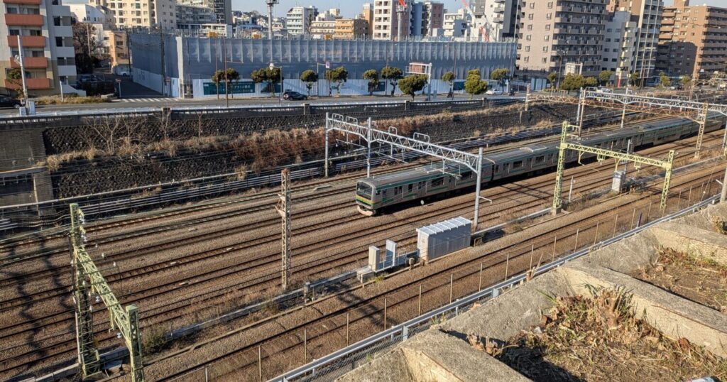 幸ケ谷公園から見えた電車