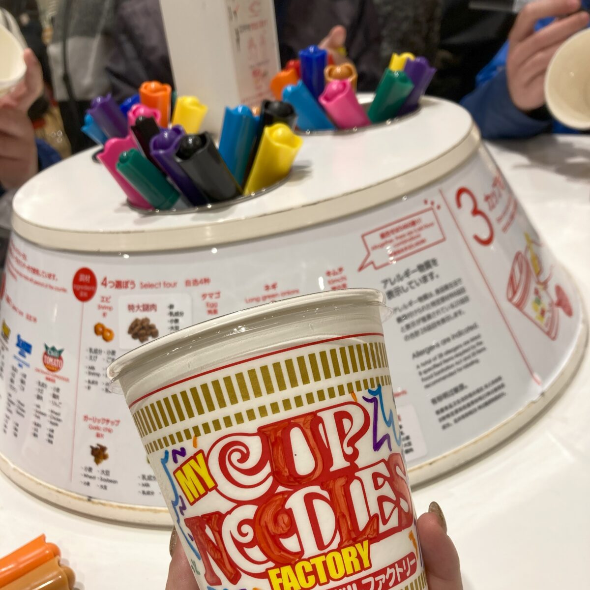 カップヌードルミュージアムでオリジナルカップヌードルを作り