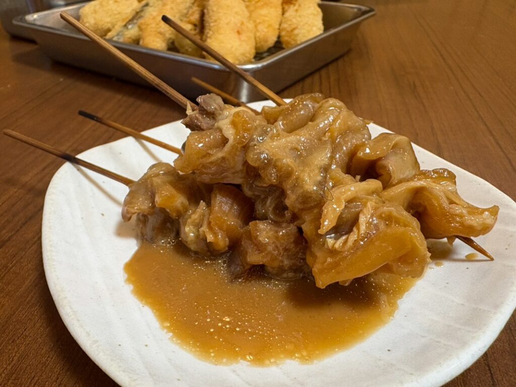 どてやきも人気のメニュー（写真提供：串かつちとせ）