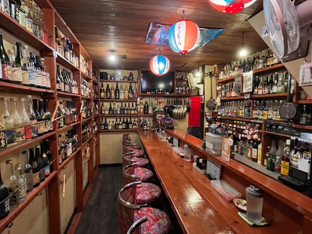 壁一面に並ぶ450本の泡盛は圧巻！（写真提供：たろんち）