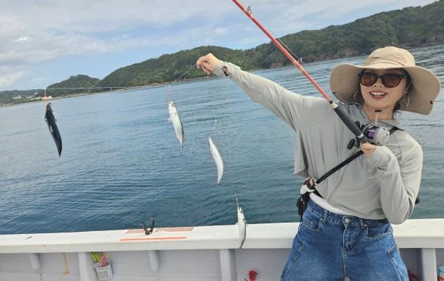 釣り針にいっぱい掛かった魚