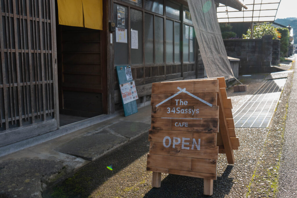 カフェの看板と入り口