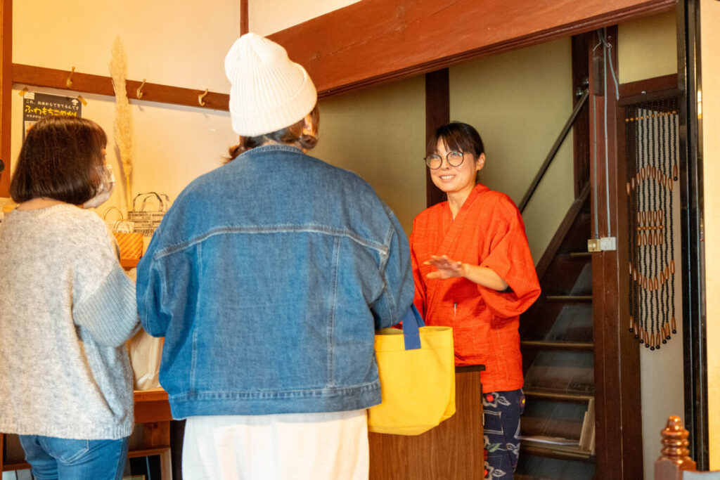 お客様と談笑するインタビュイー