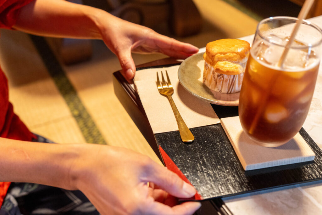 店内に提供されている米菓子とドリンクの画像