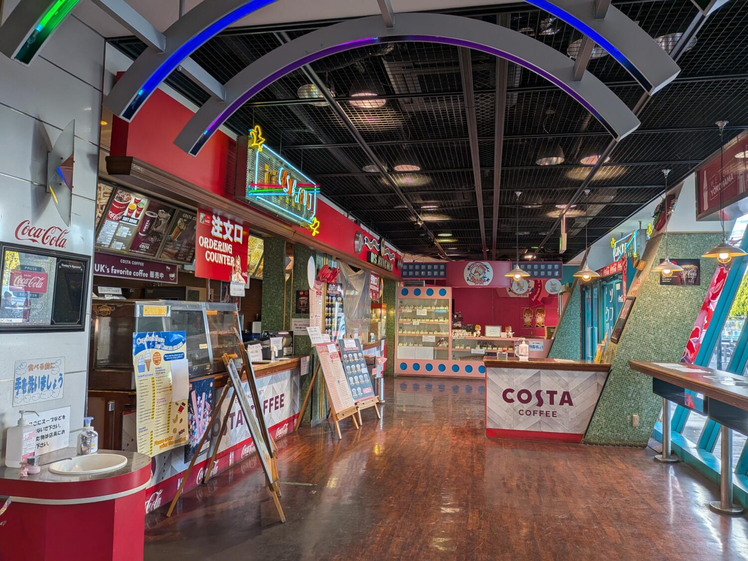 コスモワールド内にあるコスモコートの写真