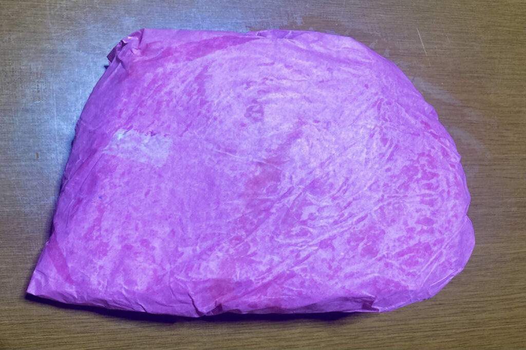 やや台形に近いピンクの包み紙が写っています。