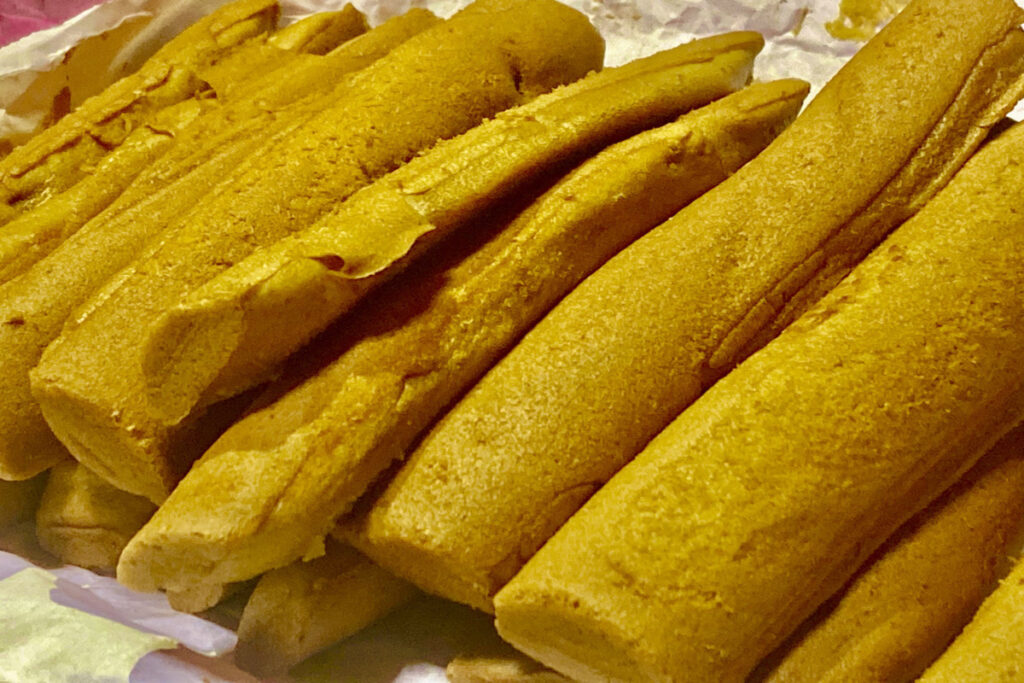 茶色いお菓子が複数並んでいる様子がアップで写っています。