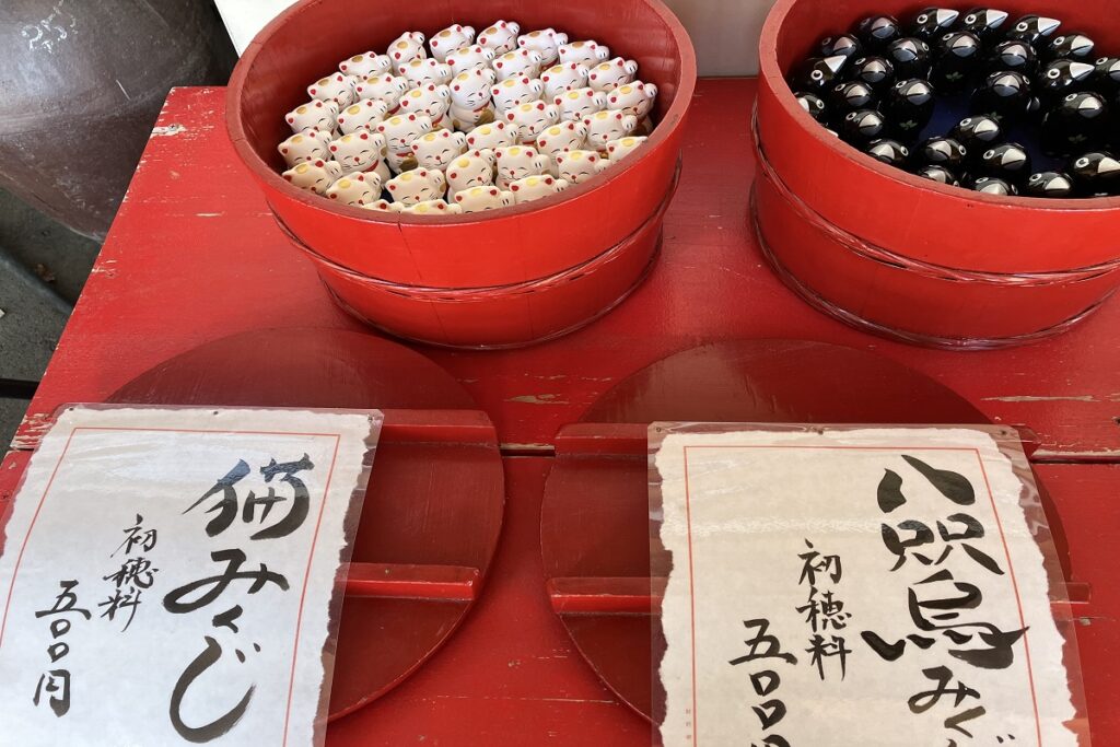 猫みくじと八咫烏みくじ