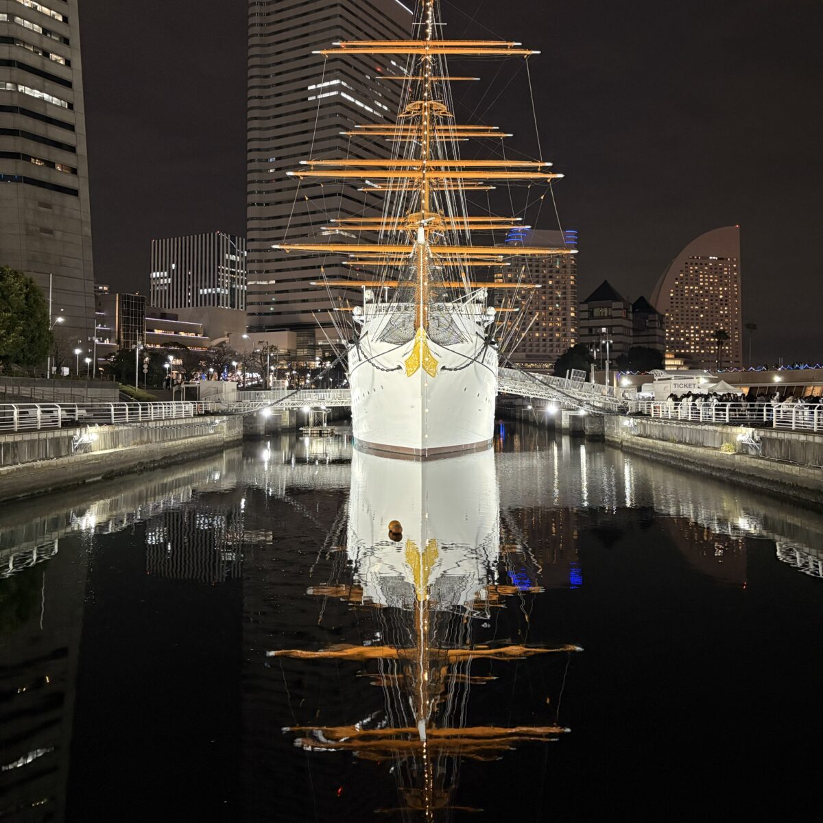 リフレクションが美しい夜の日本丸