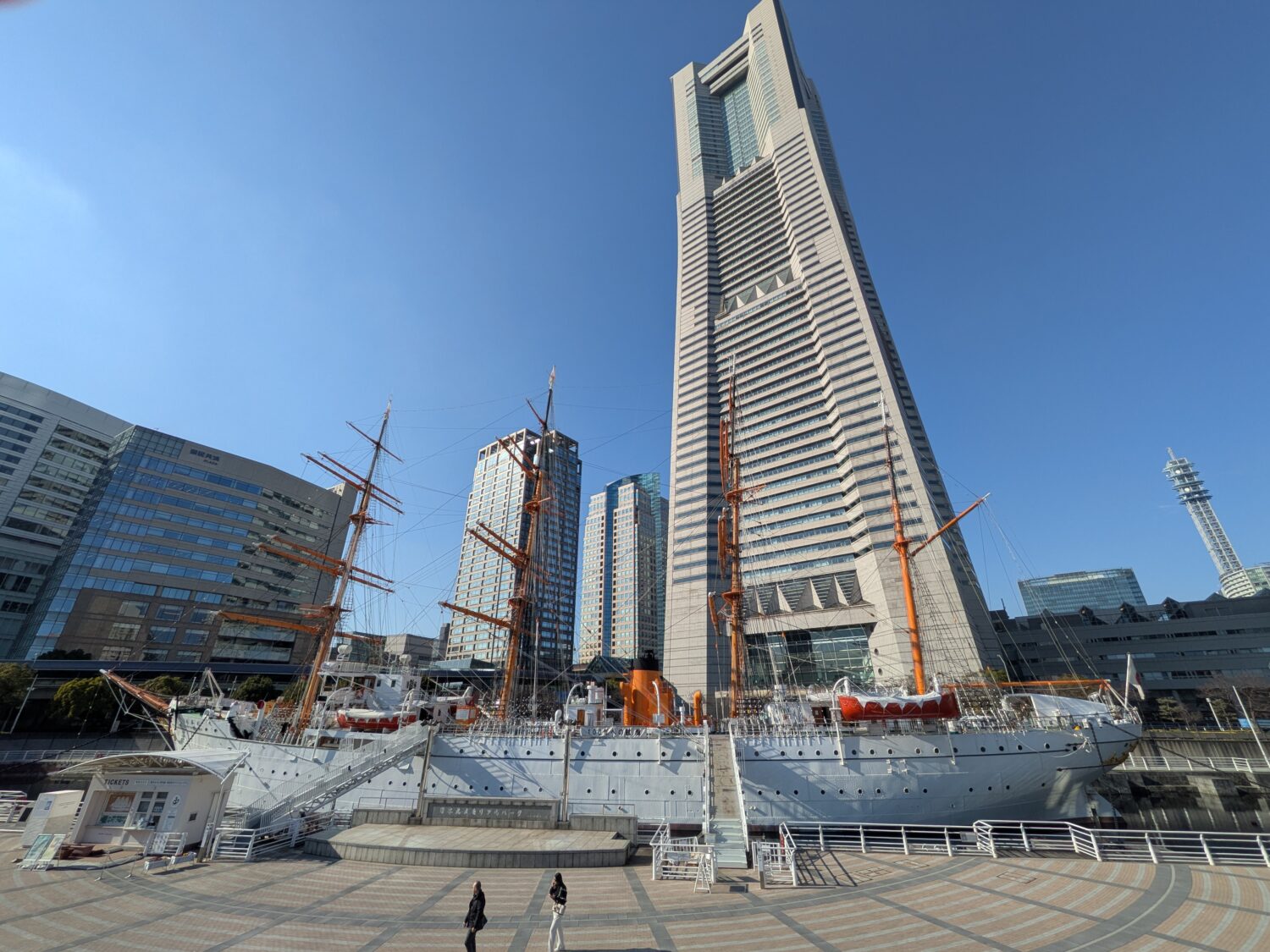 日本丸と横浜ランドマークタワー