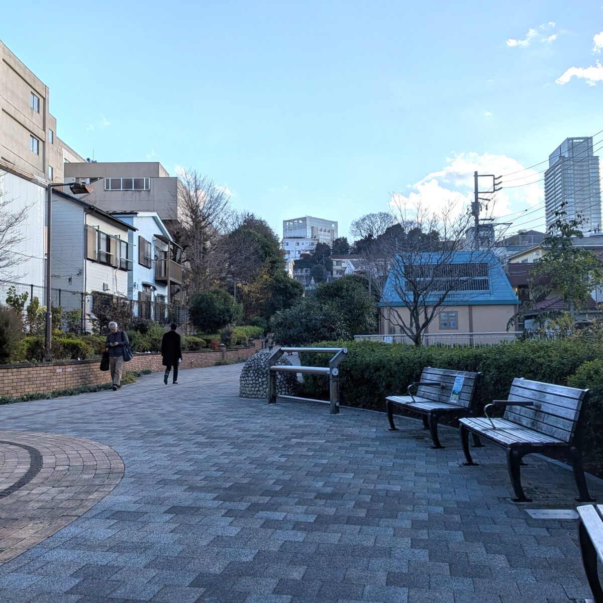 東横フラワー緑道にはベンチが沢山あります