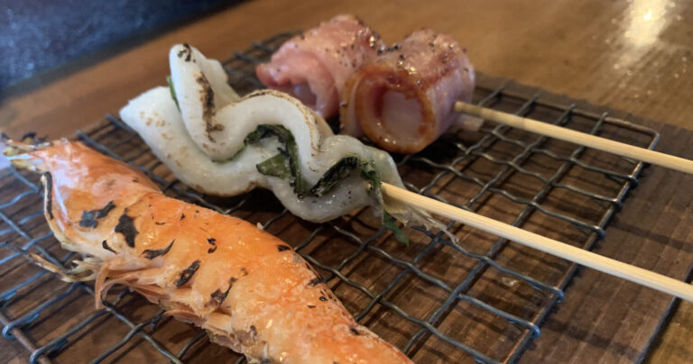 料理に合う酒と炭火串を楽しめる大人の隠れ家｜加古川・「炭火串焼 駿」