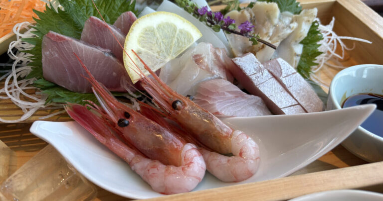 新鮮な地魚を心ゆくまで！贅沢8種盛りが味わえる香住港直送のレストラン「KAN-ICHI」