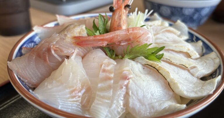 平日でも数十組待ち!?それでも食べたい朝獲れ魚の贅沢丼が味わえる「氷見魚市場食堂」