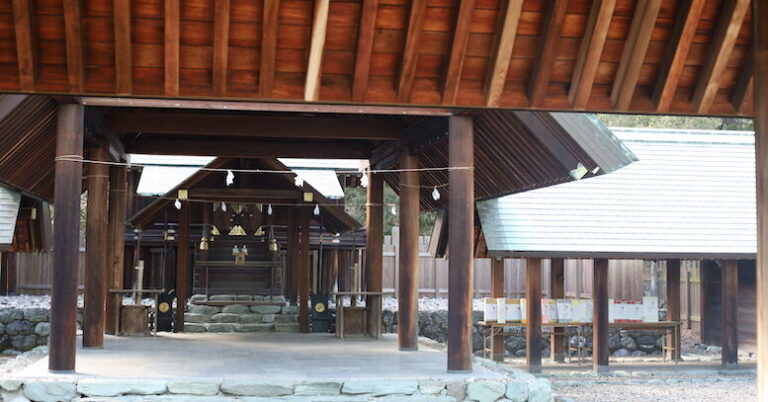 松山城の麓に鎮座する、静けさと歴史が息づく「東雲神社」