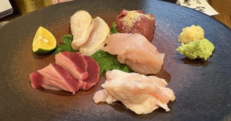 新鮮な鶏を刺しと焼きで！JR兵庫駅近くで鶏刺しを食べるなら「備長炭 居酒屋 つゆ串」