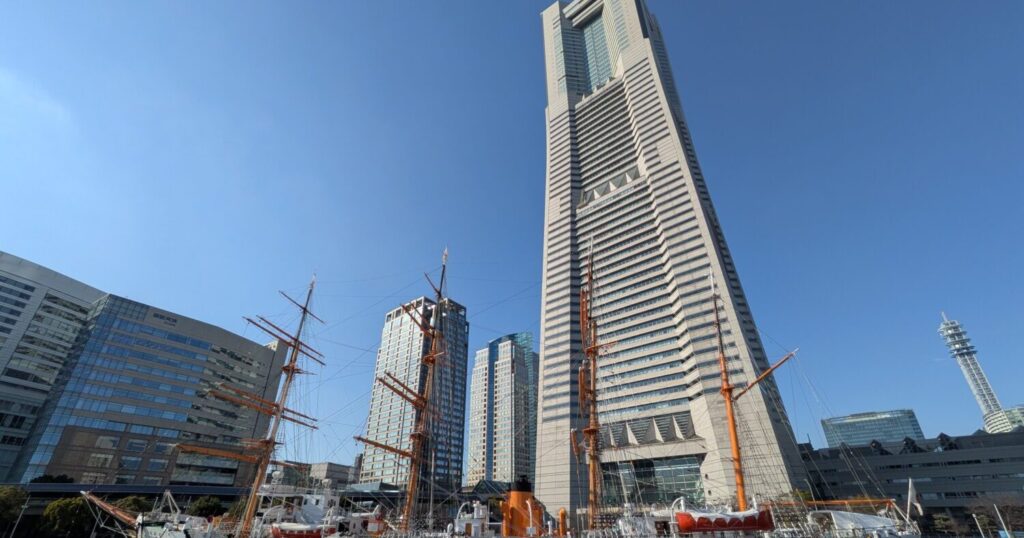 日本丸と横浜ランドマークタワーの写真