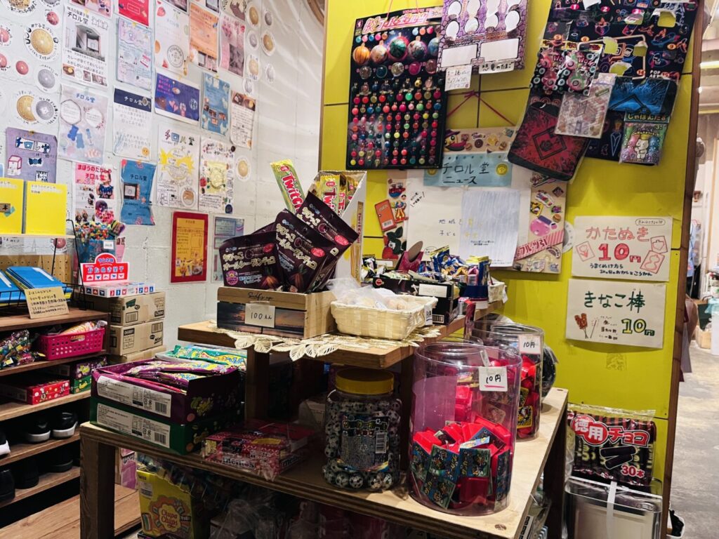 チロル堂の駄菓子コーナー