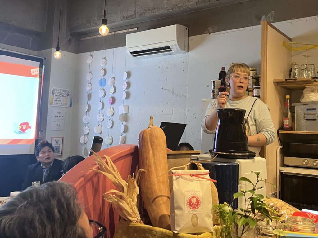 チロル堂の仕組みをスタッフさんが説明