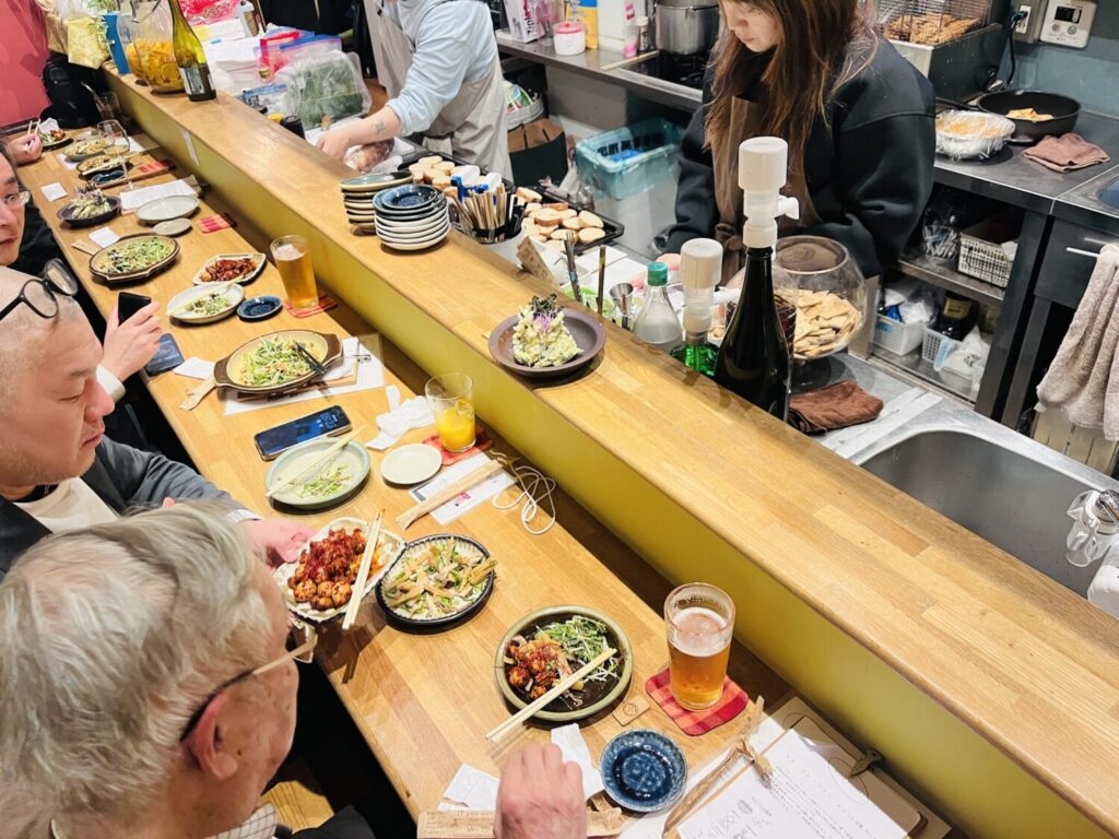 カウンターに並ぶ料理の数々