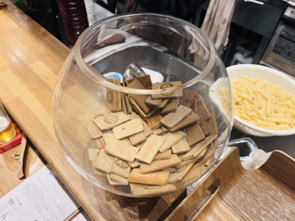 チロル札が入った大きな器