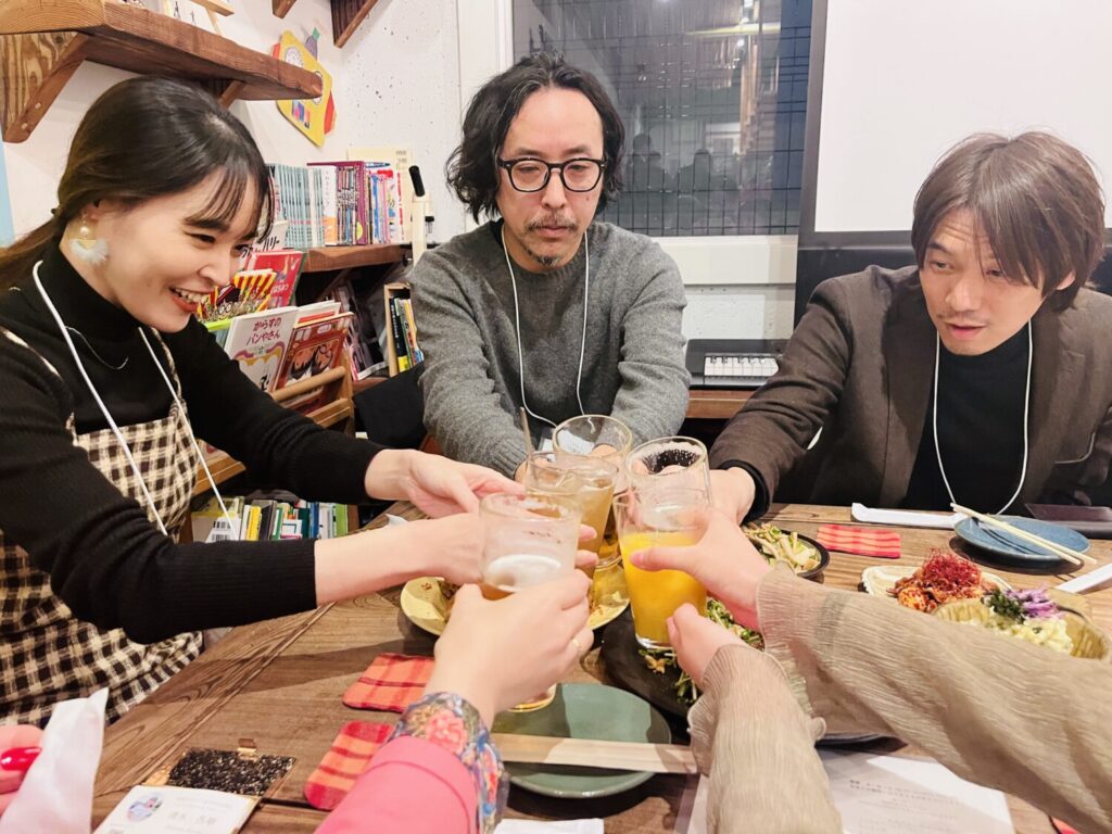 乾杯する参加者