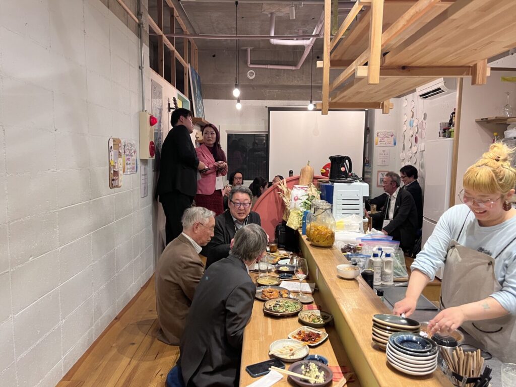 話し込む参加者