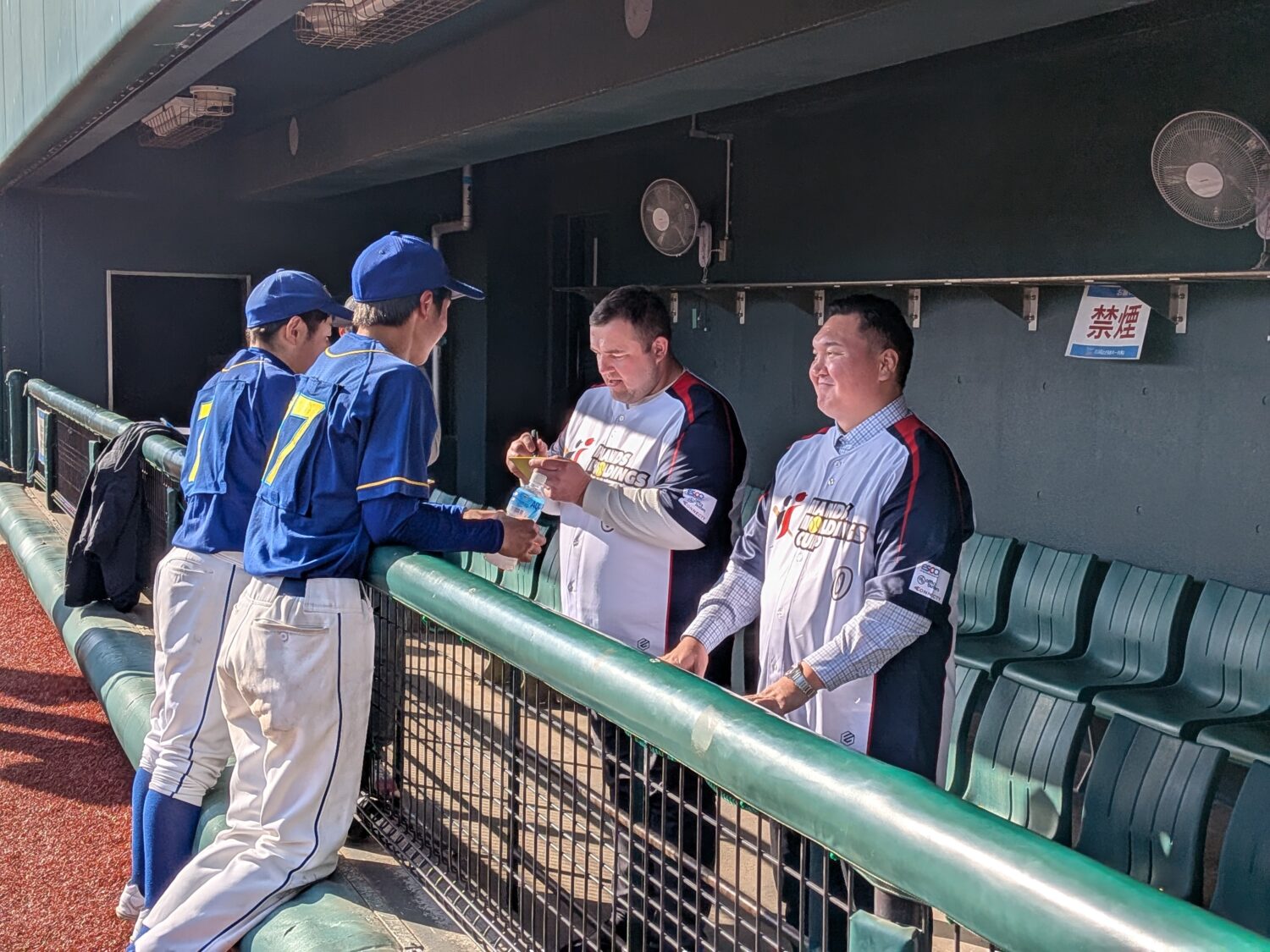 白鵬氏と把瑠都氏からサインをもらいました