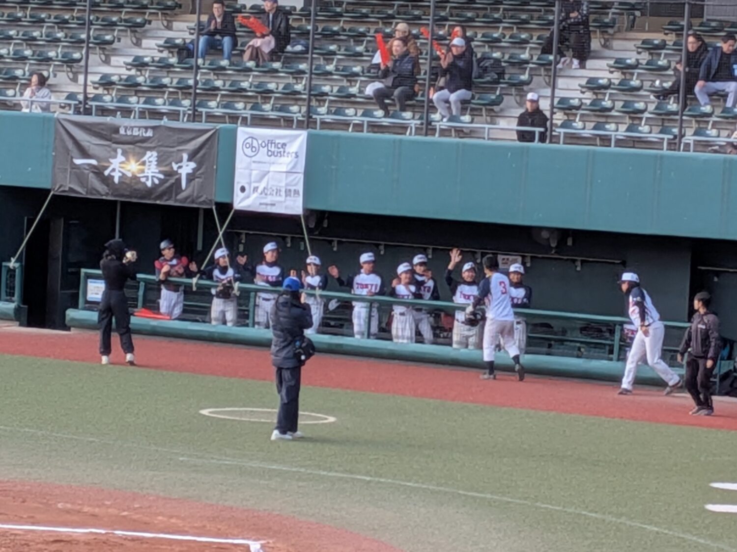 盛り上がる東京都代表