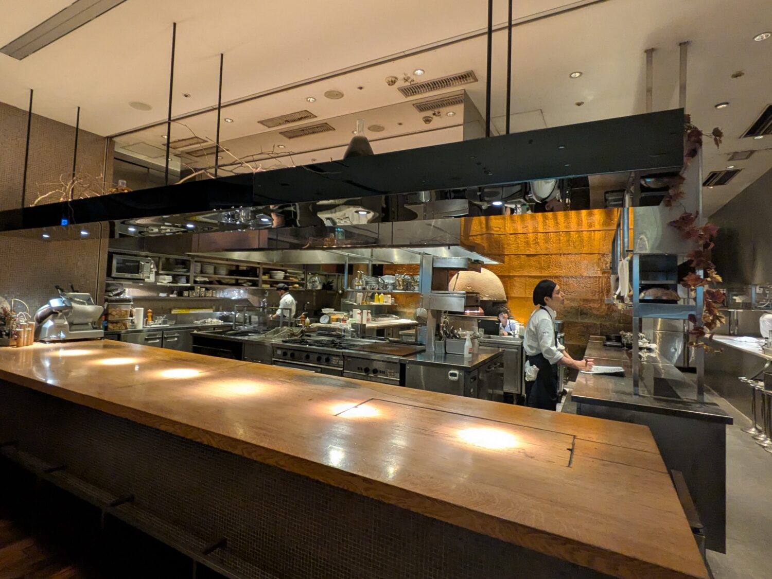 XEX（ゼックス）日本橋のオープンキッチンの様子