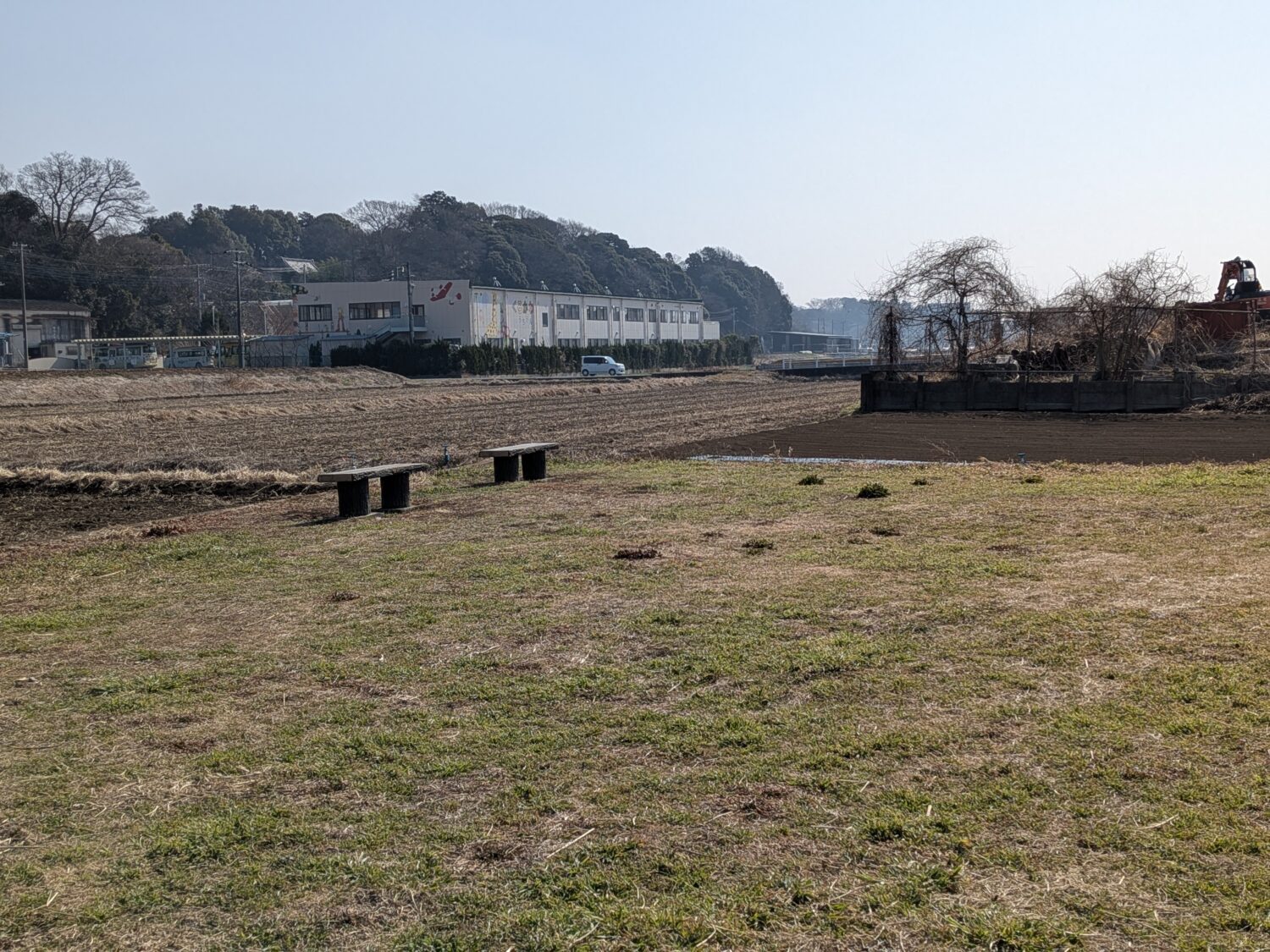 富士川沿いの遊歩道にはベンチがある