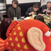 「どうだい？」君と談笑する参加者