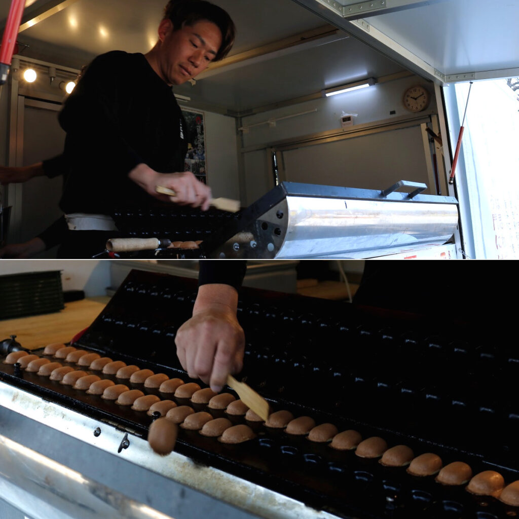 ベビーカステラ大黒屋――焼き上がったベビーカステラをヘラで取っていく様子