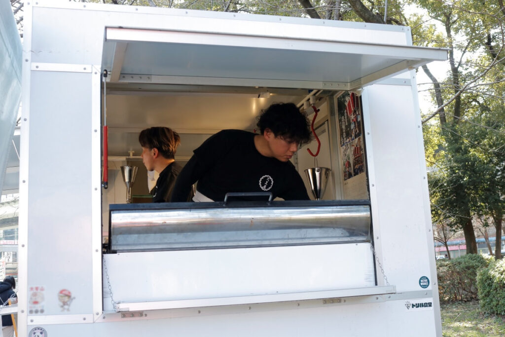 ベビーカステラ大黒屋――2台目の焼き台でベビーカステラを焼く様子