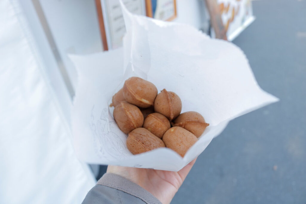 ベビーカステラ大黒屋――紙袋に入ったベビーカステラ