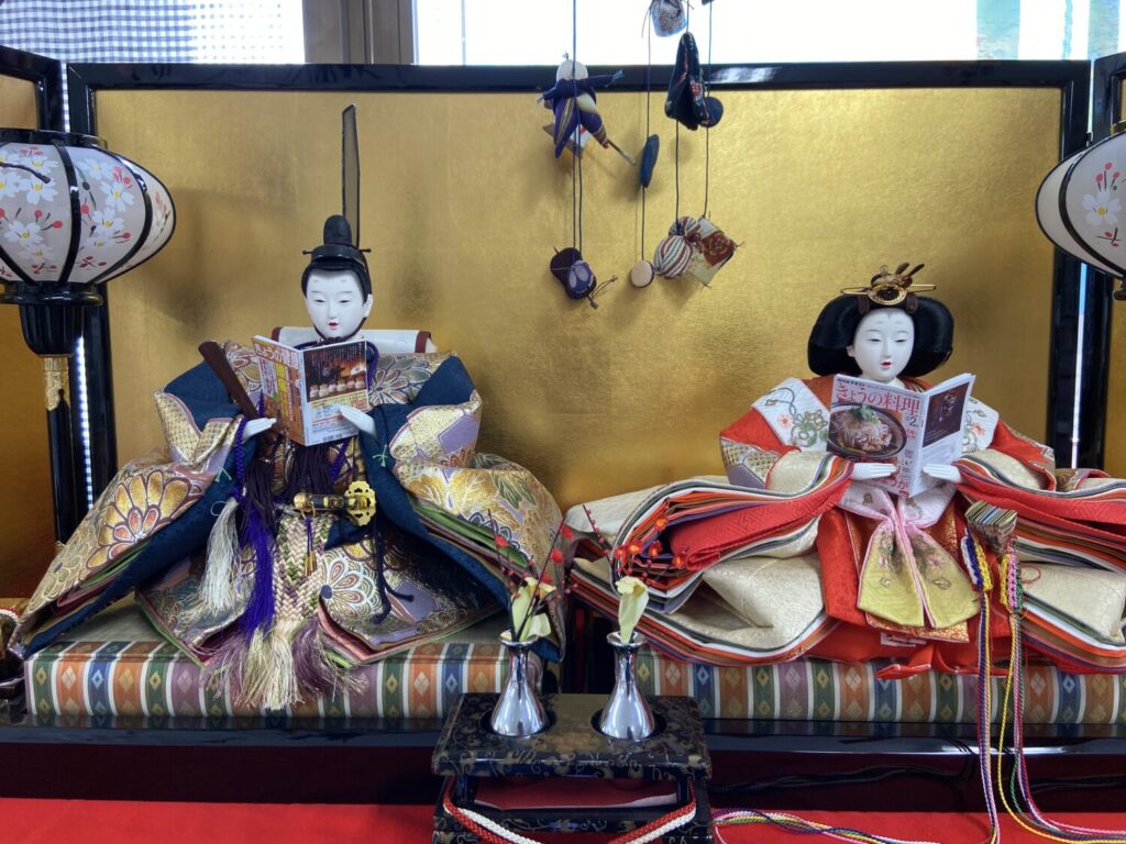 本を読むひな人形