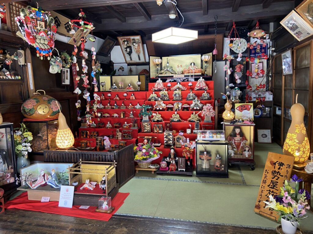 旅館のひな人形