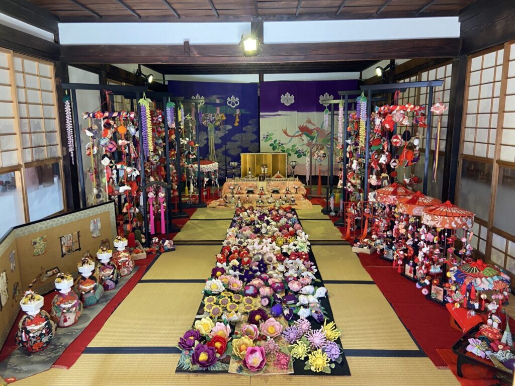 畳の上のひな人形