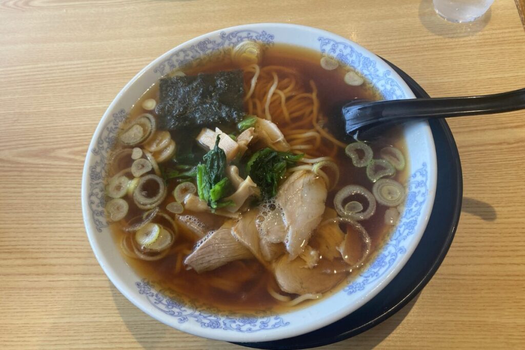 画面中央にラーメンがあります。
海苔、輪切りネギ、チャーシュー、ほうれん草、メンマが入っています。