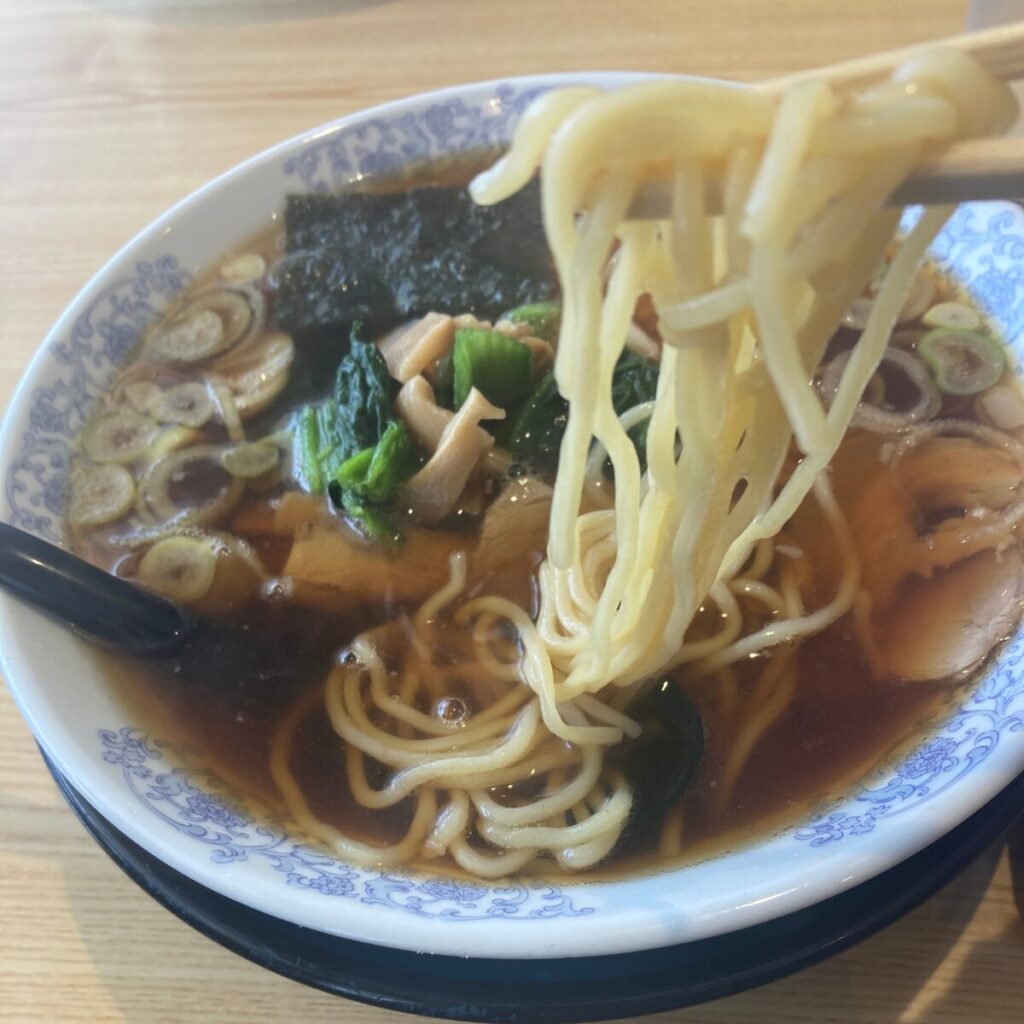 ラーメンから麺を持ち上げている写真です。