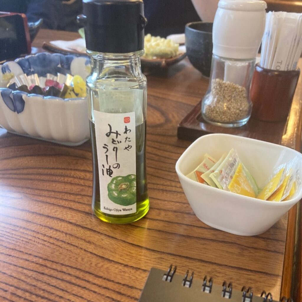 「わたや　みどりのラー油」と書かれた瓶に緑色の液体が入っています。