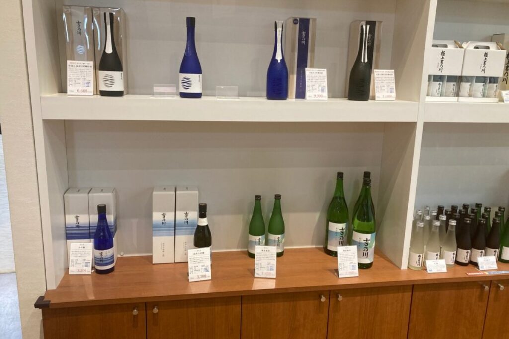 お酒の商品棚です。上下段あり、4種類ずつ並んでいます。