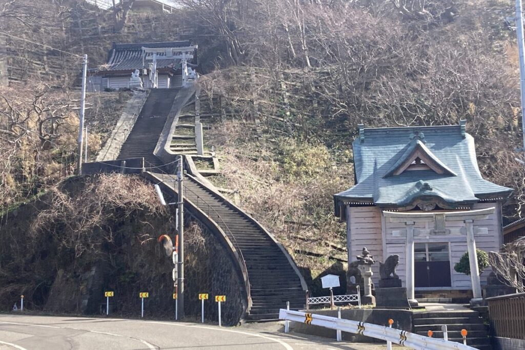 長い階段が途中で曲がっています。