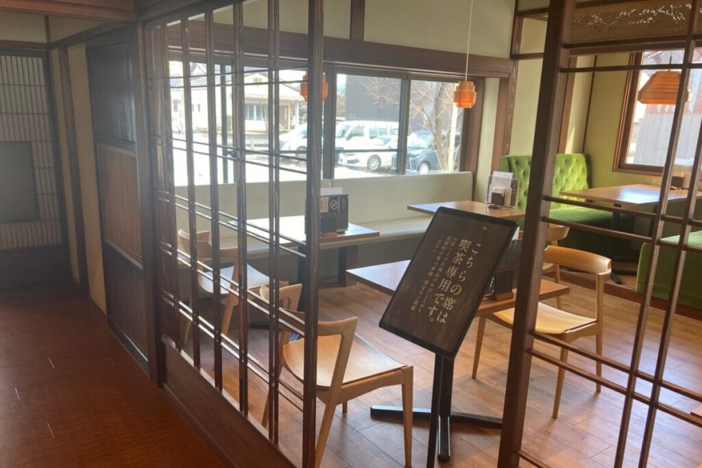 木の内装、和風な室内に喫茶スペースになってます。
