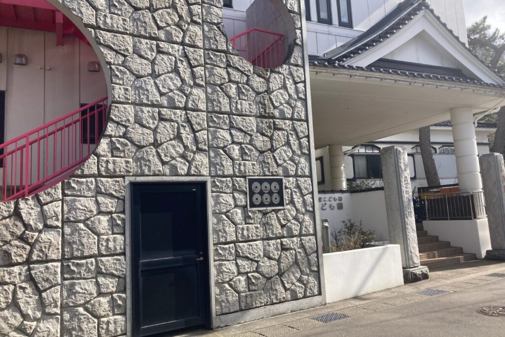 石づくりの建物が写っています。