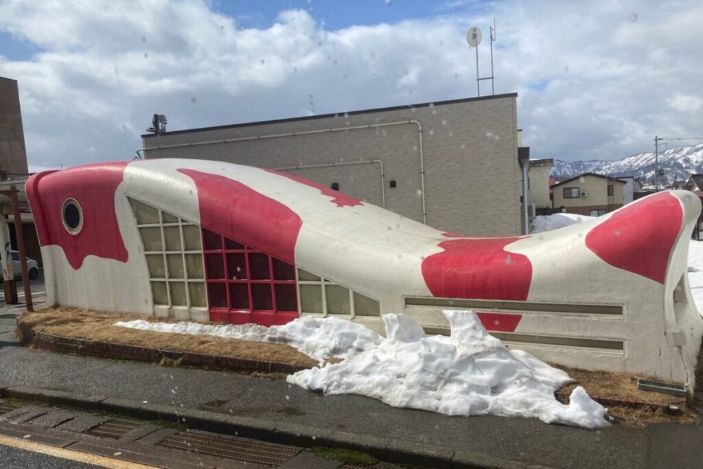 地下通路の外装が錦鯉をかたどっています。